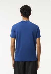 Lacoste CORE ACTIVE - T-shirt imprimé - bleu hbm