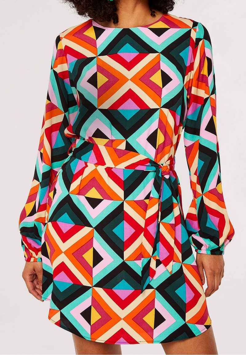 Buntes Kleid mit einem geometrischen Muster aus Quadraten und Dreiecken in Rot, Schwarz, Pink, Türkis und Orange, mit langen Ärmeln und einem Taillengürtel.