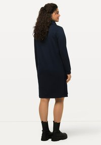 Ulla Popken TROYERKRAGEN REISSVERSCHLUSS LANGARM - Pletené šaty - dark blue
