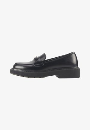 Mocasini din piele neagră, cu vârful rotund, detalii ornate pe curea și o talpă din cauciuc chunky ce prezintă un model texturat.