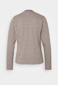 Blazer de patrón de espiga en marrón y blanco, con mangas largas y un corte ligeramente ajustado en la parte trasera.