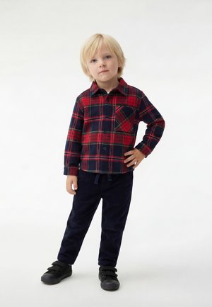 - Spodnie materiałowe