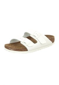Infradito bianchi slip-on con due cinturini regolabili, parte superiore in sintetico testurizzato, soletta in sughero e suola in gomma antiscivolo.