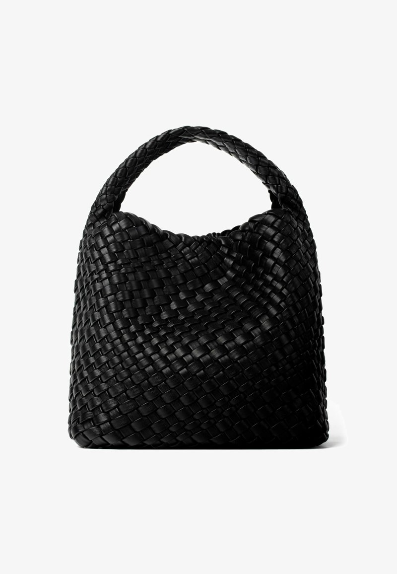 Sac à main en cuir noir tressé avec une seule poignée arrondie et une forme souple et décontractée.
