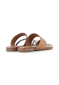 Sandalias de cuero marrón con dos correas anchas y una suela plana. Presentan una textura suave y un diseño minimalista, con un talón abierto.