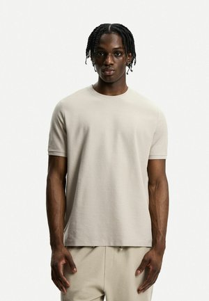 Bershka TEXTURED SHORT SLEEVE - Basic T-shirt - camel