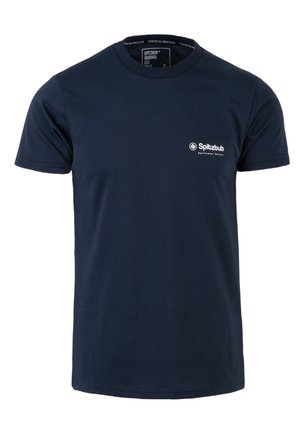 Navyblauwe katoenen T-shirt met korte mouwen, ronde hals en een klein wit logo op de linker borst, een schoon en eenvoudig ontwerp.