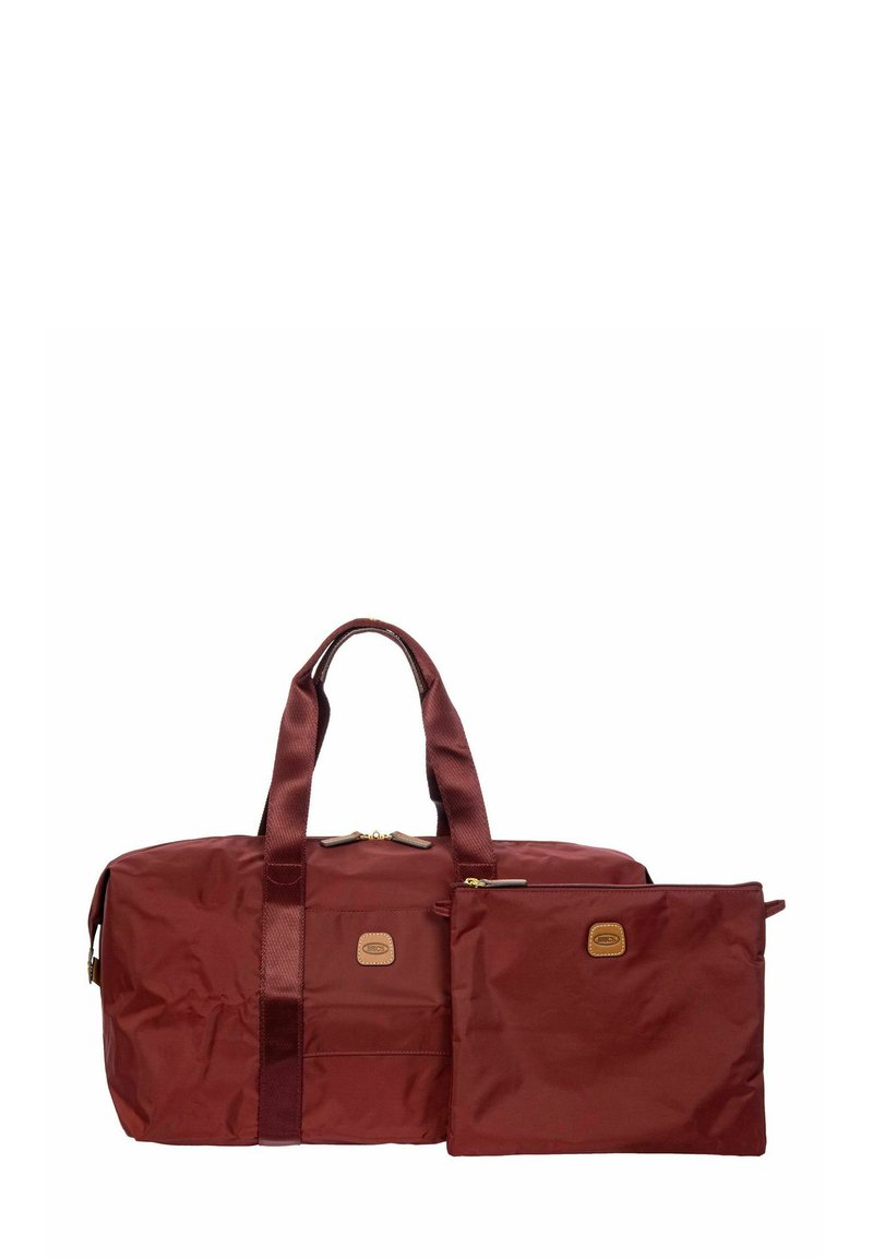 Borsa duffel color magenta con un tessuto liscio e resistente, dotata di due manici e una tasca staccabile più piccola. Hardware dorato e dettagli del logo presenti.