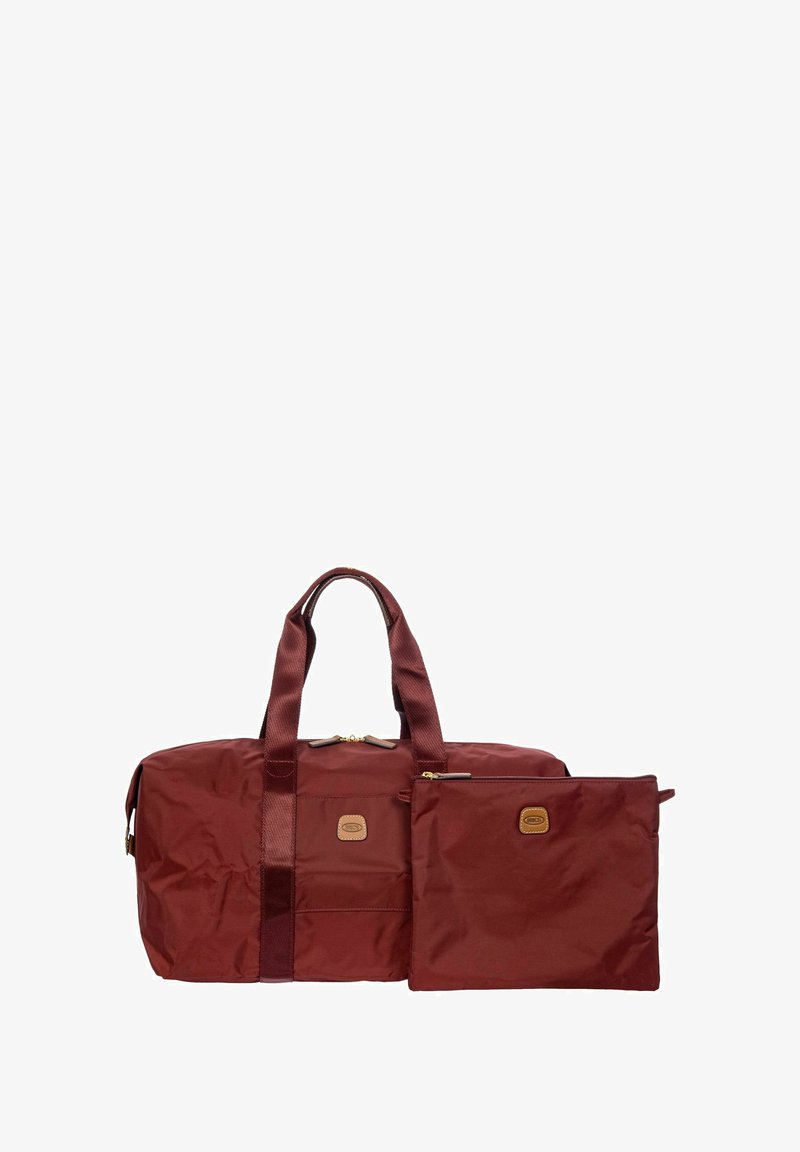 Borsa duffel color magenta con un tessuto liscio e resistente, dotata di due manici e una tasca staccabile più piccola. Hardware dorato e dettagli del logo presenti.