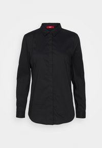 Camisa de manga larga negra de tejido sólido, que presenta un cuello con botones, una placket frontal y un sutil dobladillo curvado.