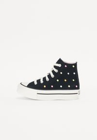 Zwarte hoge sneakers met witte veters, versierd met multikleurige stippen. Rubberen zool met een witte neus en zwarte streepdetails.
