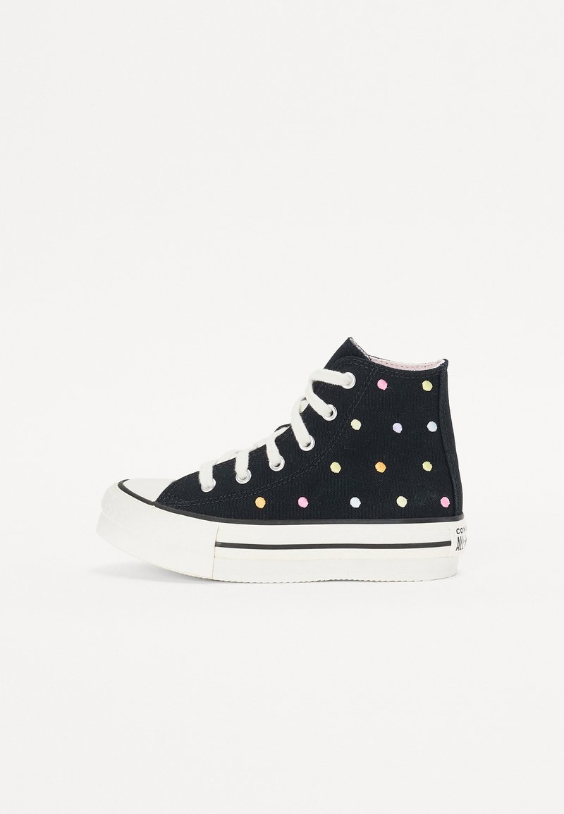 Zwarte hoge sneakers met witte veters, versierd met multikleurige stippen. Rubberen zool met een witte neus en zwarte streepdetails.