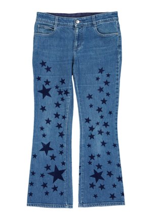 Niebieskie dżinsy denim z rozszerzanymi nogawkami, ozdobione rozrzuconymi ciemnoniebieskimi wzorami gwiazdek na obu nogawkach od ud do brzegu.