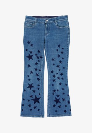 Vaqueros de mezclilla azul con piernas acampanadas, decorados con patrones de estrellas azul oscuro dispersos en ambas piernas desde el muslo hasta el dobladillo.