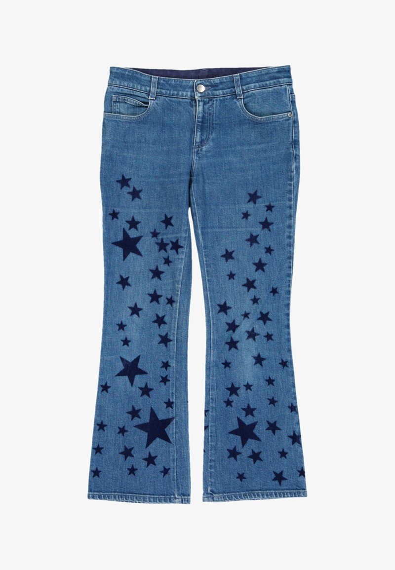 Jean en denim bleu à jambes évasées, décoré de motifs d’étoiles bleu foncé dispersés sur les deux jambes, de la cuisse à l’ourlet.