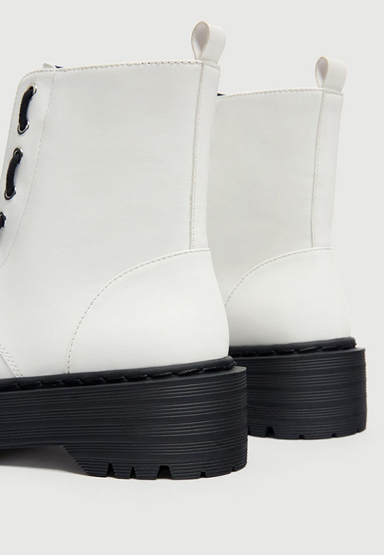 MIT REISSVERSCHLUSSDETAIL Korte laarzen white MIT REISSVERSCHLUSSDETAIL Korte laarzen white