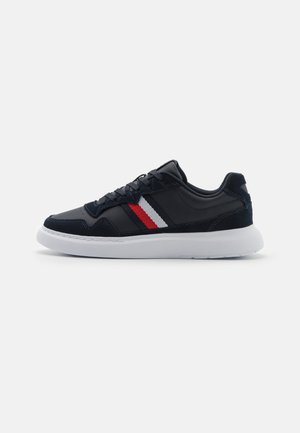 Sneakers casual blu navy con tomaia in pelle e camoscio, suola centrale bianca a contrasto e accenti rosso e bianco a righe sui lati.