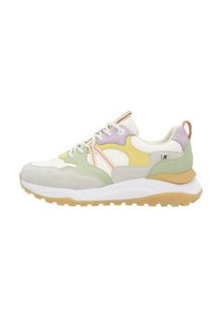 Baskets multicolores comprenant des panneaux blancs, verts, jaunes et lavande, avec une finition en daim texturé et une semelle épaisse en caoutchouc.