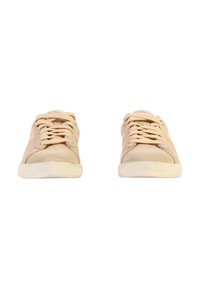 Baskets en daim beige avec des accents pêche clair, semelles en caoutchouc blanc plat et fermeture à lacets classique. Texture lisse avec un detailing minimal.