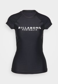 Μαύρη μπλούζα rash guard με κοντά μανίκια, κατασκευασμένη από λείο, ελαστικό ύφασμα. Διαθέτει έντονο λευκό κείμενο "BILLABONG AUSTRALIA" μπροστά.