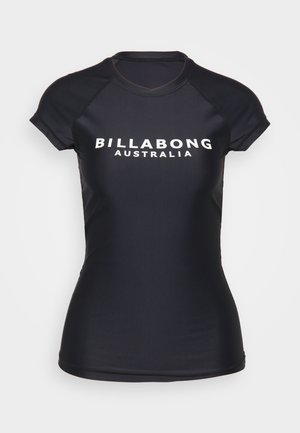 Črna majica z dolgimi rokavi, izdelana iz gladkega, raztegljivega materiala. Na sprednji strani je izrazit bel napis "BILLABONG AUSTRALIJA".