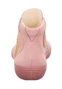 Różowy zamszowy sneaker z wysoką cholewką, gładkim wnętrzem, wielokolorowymi panelami bocznymi oraz fakturowaną podeszwą. Posiada wzmocnione szwy i wyściełany kołnierz.