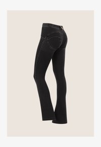 Ei valittu, black jeans seams on tone