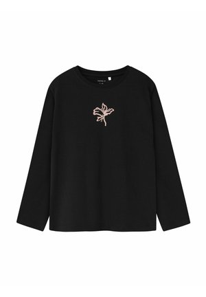 Schwarzes Langarmshirt mit Rundhals und schlichtem, rosa Blumenmuster in der Mitte der Brust.