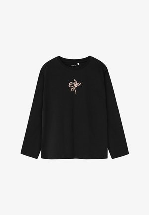 Schwarzes Langarmshirt mit Rundhals und schlichtem, rosa Blumenmuster in der Mitte der Brust.