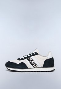 Scarpa da ginnastica bianca e nera con logo "NAPAPIJRI" sul lato, suola lavorata e lacci bianchi su uno sfondo grigio chiaro.