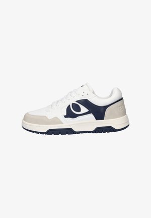 Weißer Sneaker mit Marine- und Hellgrau-Akzenten, aus Leder- und Wildledermaterialien, mit einer strukturierten Zehenkappe und einer klobigen Gummisohle.