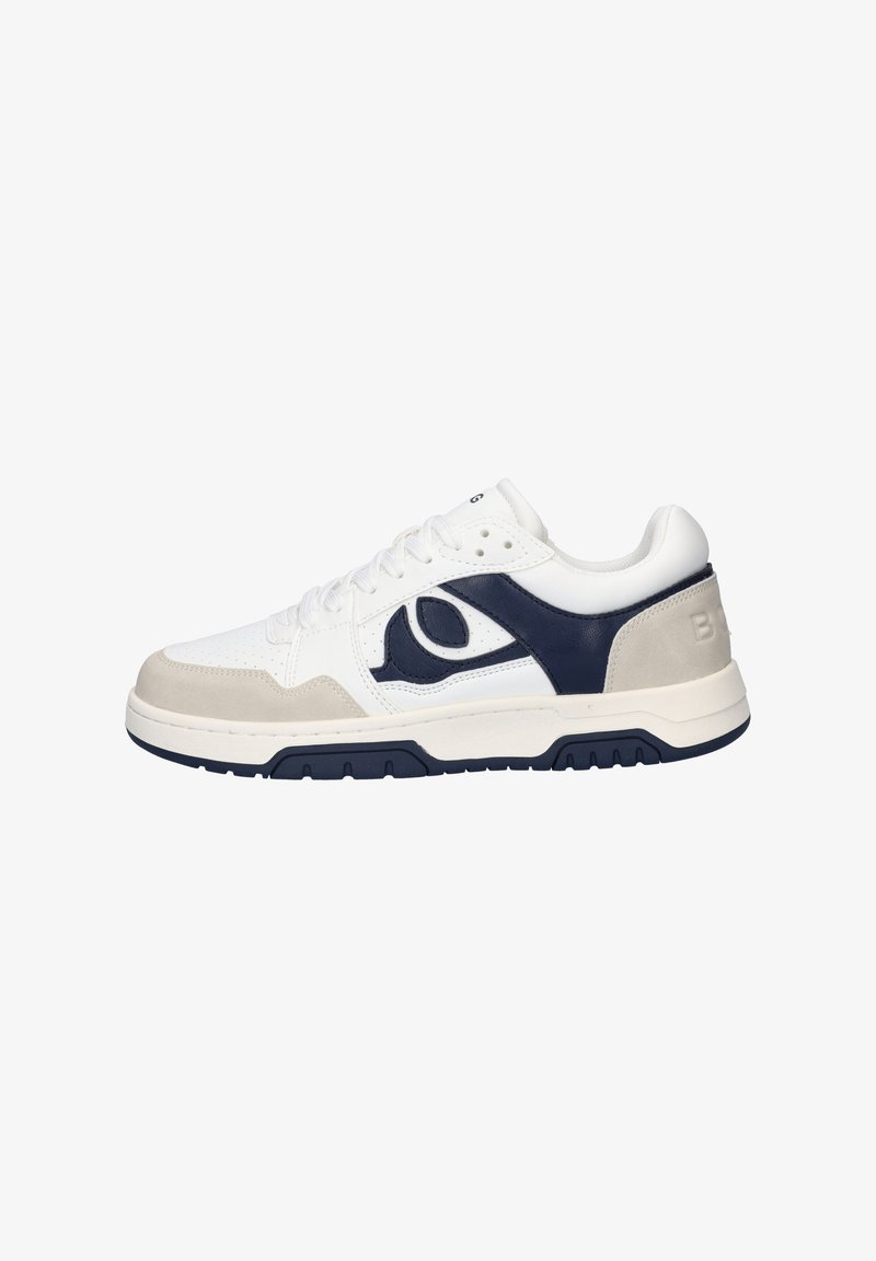 Witte sneaker met marineblauwe en lichtgrijze accenten, uitgevoerd in leer en suède, met een getextureerde neuskap en een chunky rubberen zool.