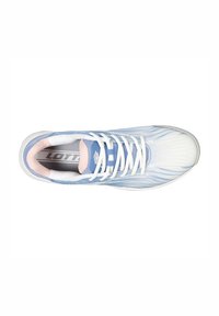 Zapatilla deportiva de color azul claro con parte superior de malla blanca y acentos en rosa, que presenta un diseño texturizado y cordones blancos sobre una lengüeta acolchada.
