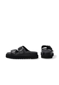 Schwarze Leder-Slidesandalen mit zwei verstellbaren metallischen Schnallen. Dicke Gummisohle mit strukturiertem Profil. Offenes Rückendesign für einfaches An- und Ausziehen.