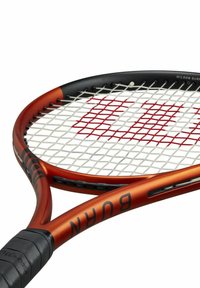Wilson Burn tennisracket met een oranje en zwart frame, een wit en rood snarenpatroon en een getextureerde zwarte greep.