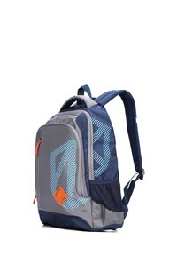 Zaino grigio e blu navy con un design geometrico, dettagli arancioni nelle cerniere, spallacci imbottiti e una tasca laterale in rete.