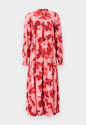 Robe rose à manches longues et longueur cheville, imprimé floral abstrait rouge, volants froncés et poignets smockés sur fond uni.