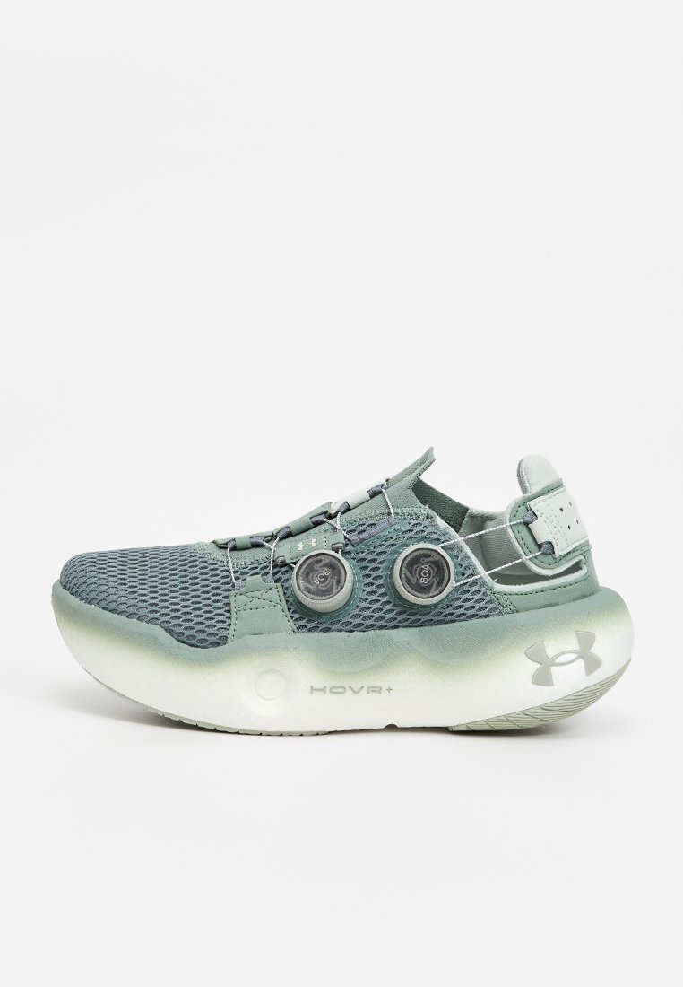 Zapatilla de running de malla verde con suela redondeada, dos cierres de dial negro en la parte superior y la marca 'HOVR+' en el lateral.