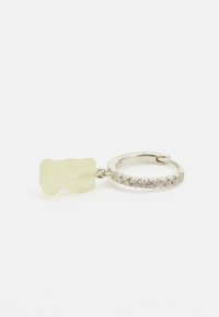 Pendiente en forma de aro de plata con un charm translúcido en forma de goma de color verde claro, que presenta una fila de acentos de piedras preciosas transparentes en el aro.