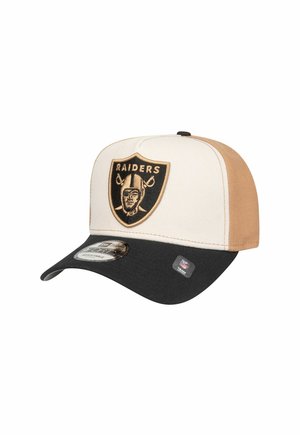 Verstellbare Baseballkappe mit einer cremefarbenen Vorderseite, beige Seiten und einem schwarzen Schirm. Auf der Vorderseite befindet sich ein schwarzes Raiders-Logo.