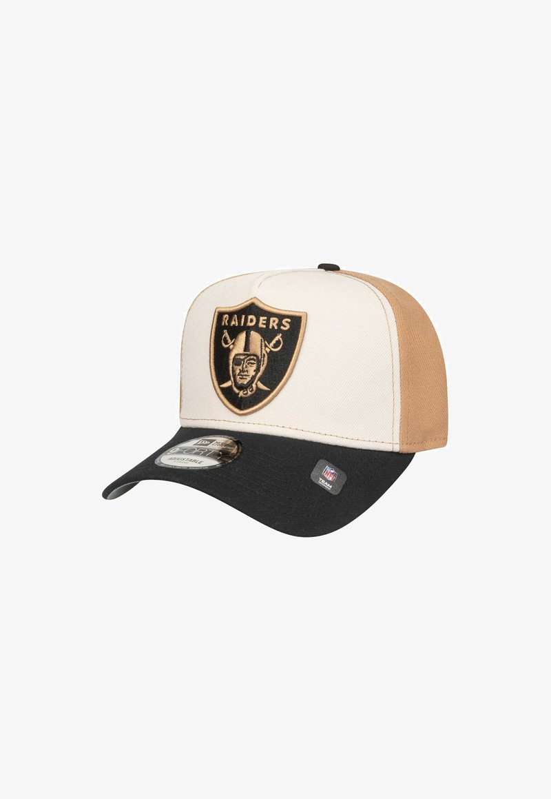 Verstellbare Baseballkappe mit einer cremefarbenen Vorderseite, beige Seiten und einem schwarzen Schirm. Auf der Vorderseite befindet sich ein schwarzes Raiders-Logo.
