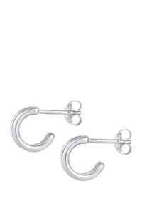 Orecchini a cerchio argento con un design curvato e finitura lucida, dotati di chiusura a perno e farfallina per una vestibilità sicura.