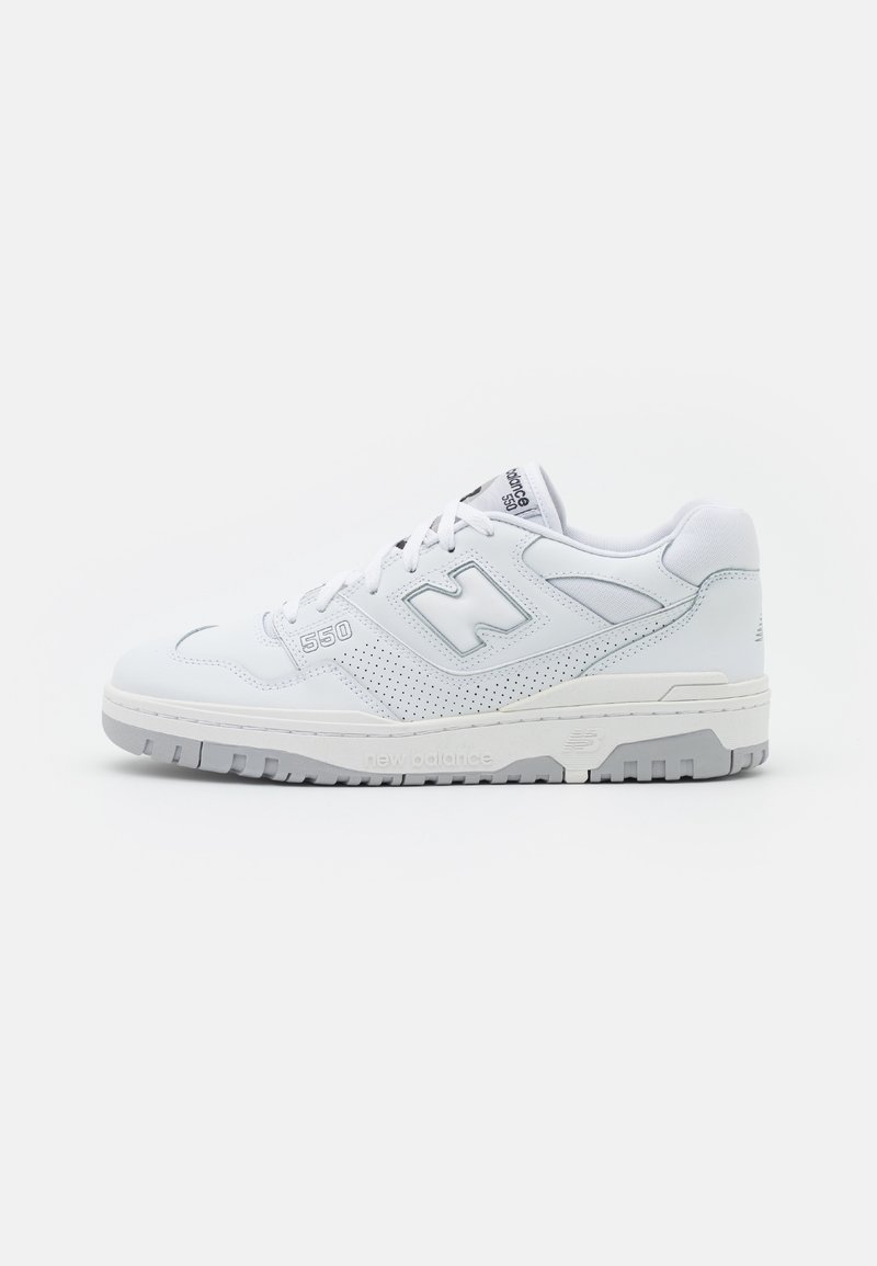 Baskets basses blanches New Balance 550 avec panneau latéral perforé, logo "N" brodé et semelle extérieure en caoutchouc gris sur fond uni.