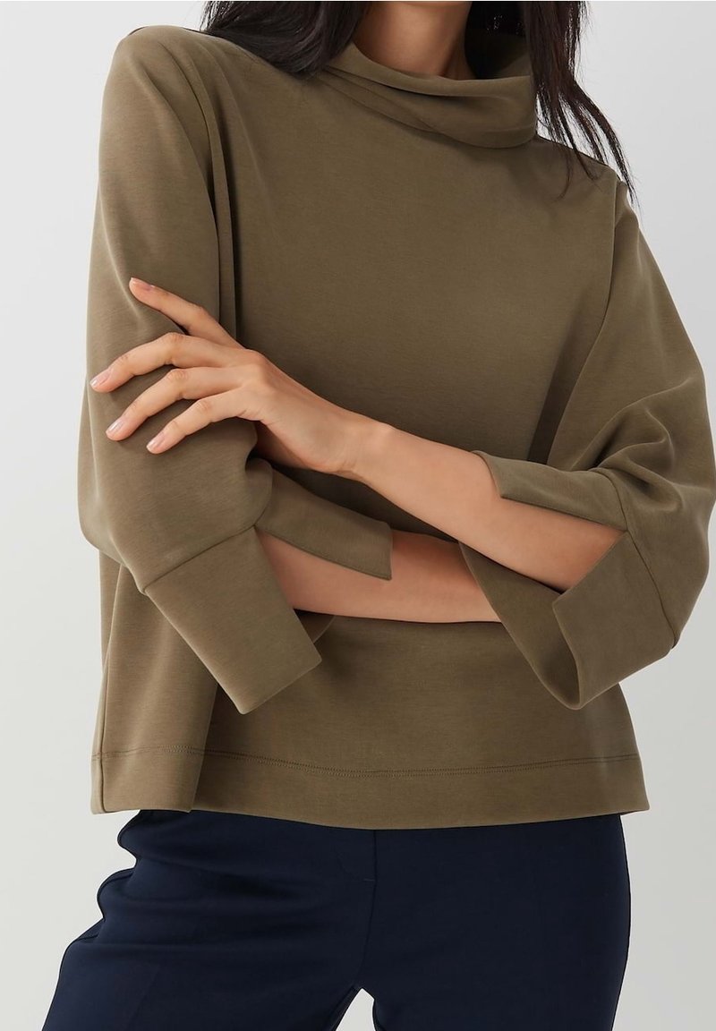 Olivgrön sweatshirt med en halsringning av cowl-typ, 3/4 ärmar och uppvikta ärmslut. Mjuk tyg med en slät textur och lös passform.