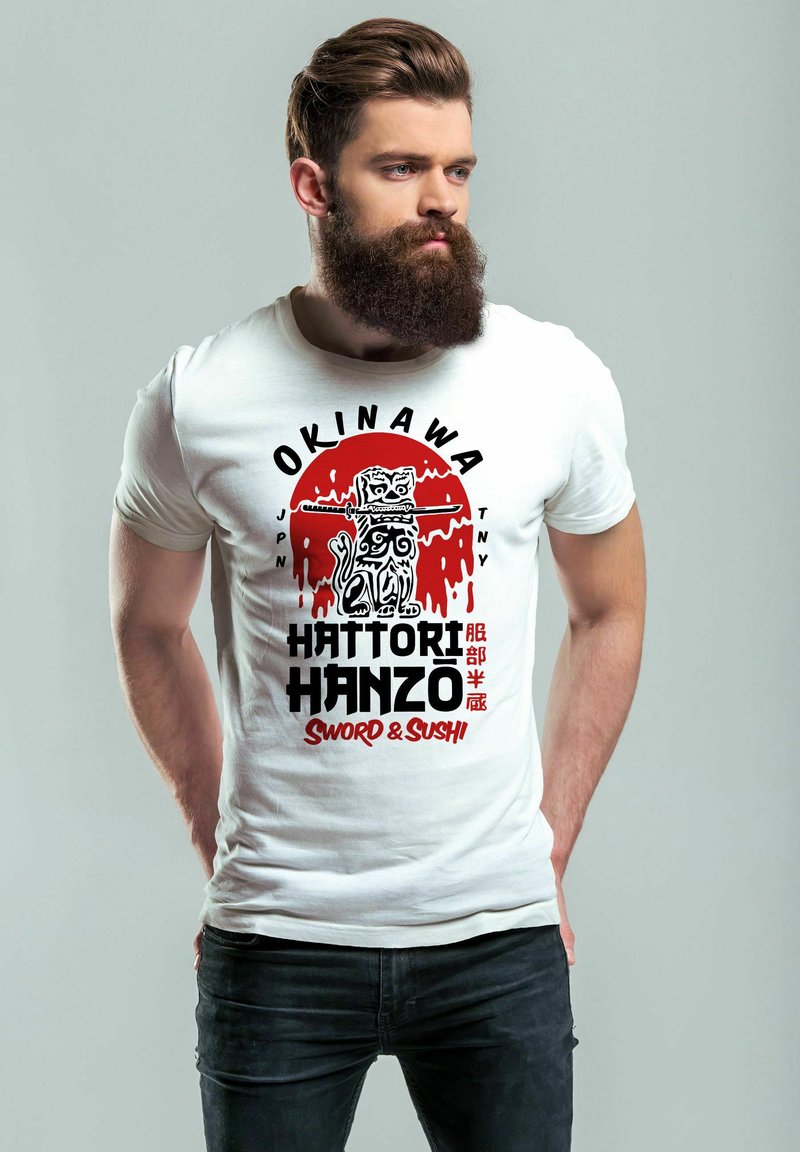 Weißes T-Shirt mit einem grafischen Druck in rot und schwarz. Das Design hat ein Okinawa-Thema mit einer Löwenstatue und einer Schwertillustration.