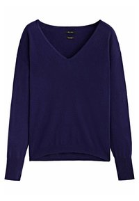 Pull en v bleu marine fabriqué en matière douce ; manches longues avec une coupe décontractée et des poignets côtelés ; texture lisse avec un minimum de détails.