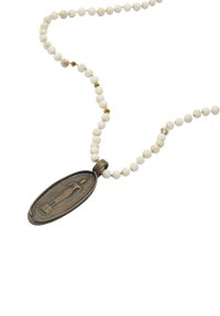 Naszyjnik z koralików z brązowym owalnym zawieszką z grawerowanym wzorem. Koraliki są w większości białe, z kilkoma złotymi akcentami i różnorodnymi fakturami.