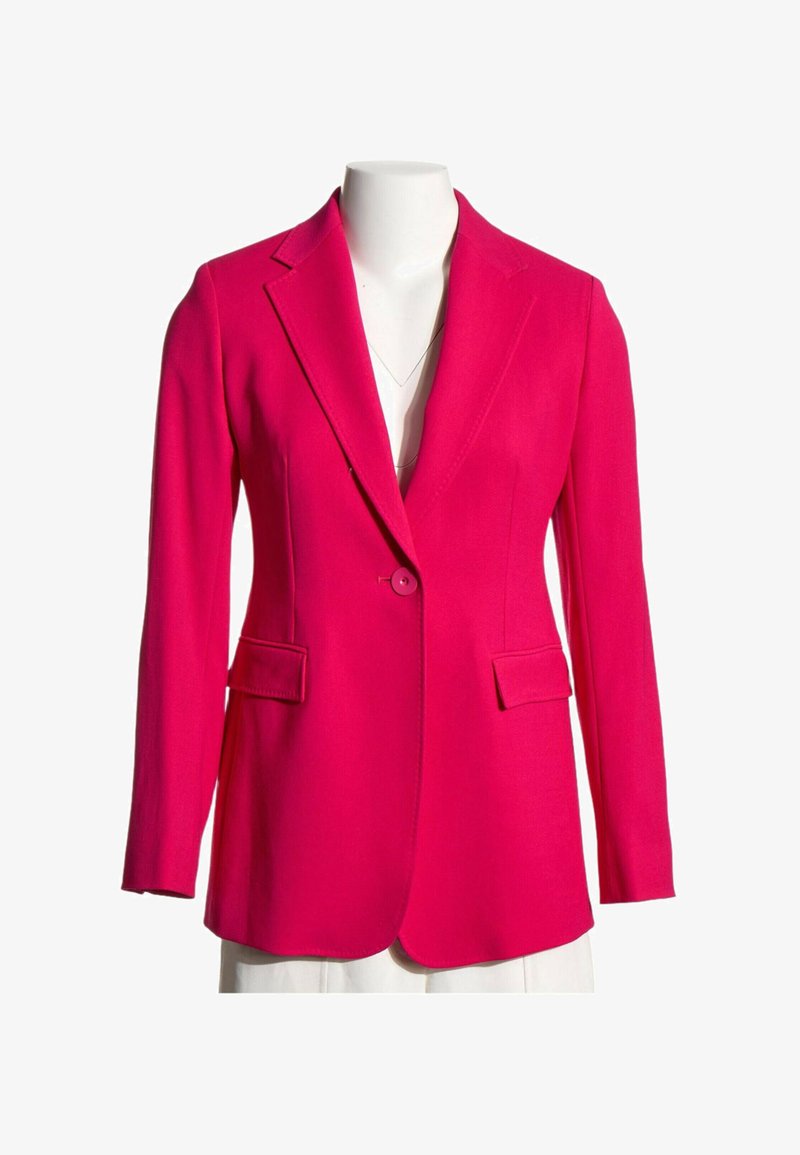 Blazer rose vif sur mesure avec fermeture à un bouton et poches à rabat sur un mannequin blanc sans tête.