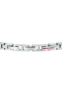 Bracciale in metallo argentato con maglie rettangolari e design intagliati, decorato con una singola linea rossa su una delle maglie.