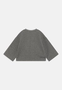 Felpa grigia corta con maniche lunghe e larghe. Texture morbida e scollatura rotonda. Nessun motivo o hardware visibile.